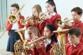 obrazek do "play in a school orchestra" po polsku